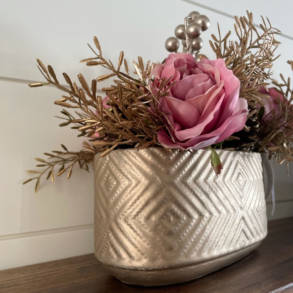 Rose gold blush winter floral arrangement - Picture 3 of 4